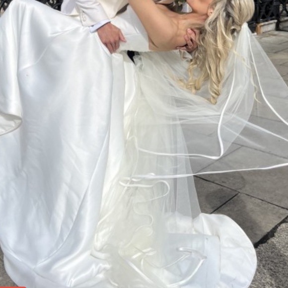 Royal tulle veil with satin trim - Picture 2 of 2